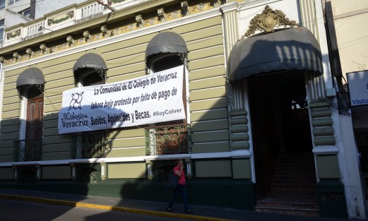Frente a las oficinas del Colegio de Veracruz se aprecia esta manta en forma de protesta. Como se recordará, el gobernador Miguel Ángel Yunes declaró que varios de los funcionarios del Colegio cobran exagerados sueldos, por lo que al parecer mejor no les pagan a nadie.   