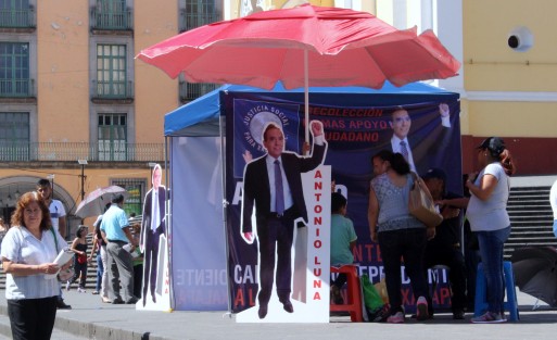 En su enésimo intento de ocupar un cargo de elección, Antonio Luna, ahora busca las firmas de electores para conseguir la candidatura independiente a la alcaldía de Xalapa, según él juntará 15 mi firmas.  