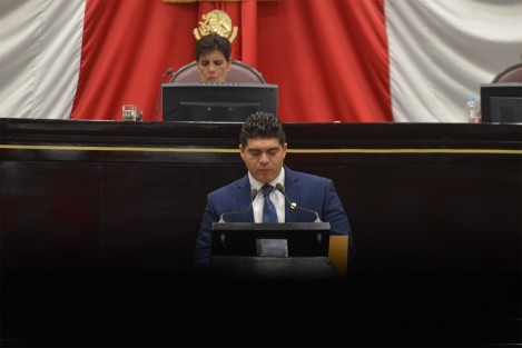 El diputado del grupo legislativo de MORENA, Zenyazen Roberto Escobar García propuso la iniciativa ante el Congreso de la Unión por el que se reforman el párrafo cuarto del artículo 53 y segundo párrafo del noveno transitorio de la Ley General del Servicio Profesional Docente a fin de eliminar la consecuencia que genera a los maestros el no haber alcanzado un resultado suficiente en la tercera evaluación, es decir, el despido. 