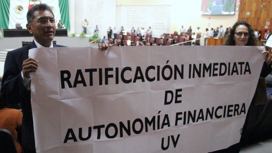 Funcionarios de la Universidad Veracruzana se manifestaron durante la sesión del Congreso de este jueves, debido a que no se está respetando la autonomía financiera y por el contrario su presupuesto se pretende disminuirlo. 