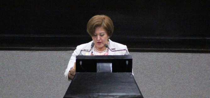 La diputada Eva Felícitas Cadena Sandoval presentó el anteproyecto con Punto de Acuerdo para exhortar a las  autoridades responsables a que en ejercicio de sus funciones retiren cualquier nombre o denominación en espacios públicos que hagan alusión a los nombres de los ex gobernadores Javier Duarte de Ochoa y Fidel Herrera Beltrán, así como Karime Macías Tubillas, debido al gran daño que hicieron a los veracruzanos. 