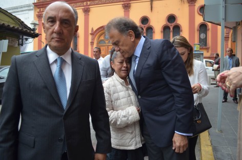 El Gobernador del estado caminó esta mañana por las céntricas calles de la ciudad aledañas a Palacio de Gobierno donde saludó a los ciudadanos y atendió algunas peticiones. 