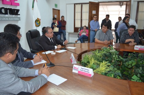 El Comisionado del PT Ramón Díaz Ávila y personal que labora en el PT se manifestaron y reunieron esta mañana con el Consejero Presidente del OPLE para que entreguen las prerrogativas que corresponden a este partido político.  