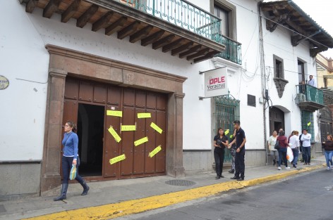 Trabajadores del Partido del Trabajo clausuraron simbólicamente las oficinas del OPLE, en demanda del pago de prerrogativas, ya que debido a ello no han recibido sus sueldos. 