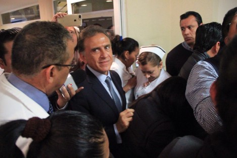 El gobernador Miguel Ángel Yunes Linares y el secretario de Salud, el Dr. Arturo Iván Suárez Villa,  caminaron por el centro de la ciudad de Xalapa después del evento que se llevó a cabo en el Hospital Civil donde dieron inicio al programa <em>Ver por ti</em>. 