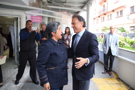 El gobernador Miguel Ángel Yunes Linares y el secretario de Salud, el Dr. Arturo Iván Suárez Villa,  caminaron por el centro de la ciudad de Xalapa después del evento que se llevó a cabo en el Hospital Civil donde dieron inicio al programa <em>Ver por ti</em>. 