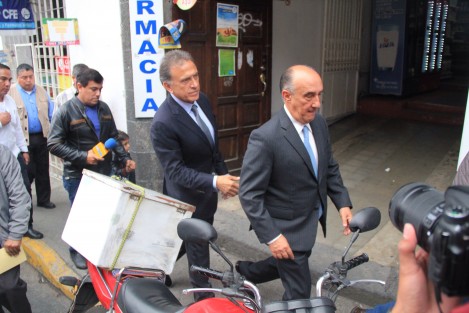 El gobernador Miguel Ángel Yunes Linares y el secretario de Salud, el Dr. Arturo Iván Suárez Villa,  caminaron por el centro de la ciudad de Xalapa después del evento que se llevó a cabo en el Hospital Civil donde dieron inicio al programa <em>Ver por ti</em>. 