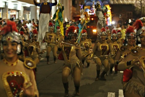 Se realizó un papaqui sobre la avenida Independencia como parte del preludio de carnaval de Veracruz. Participaron comparsas, bastoneras, batucadas y carros alegóricos. 