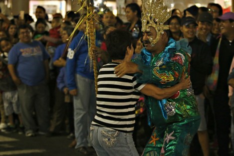 Se realizó un papaqui sobre la avenida Independencia como parte del preludio de carnaval de Veracruz. Participaron comparsas, bastoneras, batucadas y carros alegóricos.
