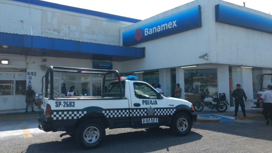 Tres hombres con arma de fuego asaltaron la sucursal Banamex ubicada en la plaza comercial Bodega Comercial, en la colonia Pascual Ortiz Rubio. Los atacantes se habrían hecho de al menos 15 mil pesos. 