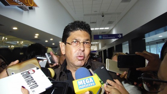 El diputado federal y propietario del equipo de fútbol Tiburones Rojos de Veracruz, Fidel Kuri, antes de abordar su vuelo hacia la ciudad de México donde dice, los escualos vencerán 1 - 3 al conjunto del América,  expresó que no sorprende la detención de César del Ángel, ya que al actual mandatario estatal le gusta perseguir. 