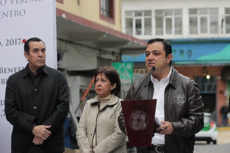 El alcalde de Xalapa, Américo Zúñiga, resaltó que las obras realizadas por su administración son realizadas por empresas xalapeñas, para dar empleo a los xalapeños, pues ese es el apoyo que necesitamos. 