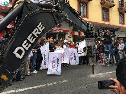 El alcalde de Xalapa, Américo Zúñiga, acompañado de empresarios y funcionarios municipales, dio el banderazo de inicio de la construcción con pavimento  hidráulico de la calle Primo Verdad, en el centro de la capital.