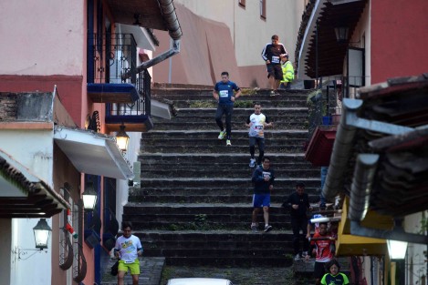 Con gran éxito se llevó a cabo la City Run Xalapa 2017 6.5K y 10.5K, en la que participaron casi mil atletas locales, nacionales y extranjeros, que desde temprana hora de este domingo se concentraron en la Plaza Lerdo para recorrer los lugares más emblemáticos de la ciudad.