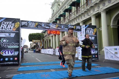 Con gran éxito se llevó a cabo la City Run Xalapa 2017 6.5K y 10.5K, en la que participaron casi mil atletas locales, nacionales y extranjeros, que desde temprana hora de este domingo se concentraron en la Plaza Lerdo para recorrer los lugares más emblemáticos de la ciudad.
