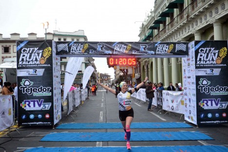 Con gran éxito se llevó a cabo la City Run Xalapa 2017 6.5K y 10.5K, en la que participaron casi mil atletas locales, nacionales y extranjeros, que desde temprana hora de este domingo se concentraron en la Plaza Lerdo para recorrer los lugares más emblemáticos de la ciudad.