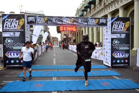 Con gran éxito se llevó a cabo la City Run Xalapa 2017 6.5K y 10.5K, en la que participaron casi mil atletas locales, nacionales y extranjeros, que desde temprana hora de este domingo se concentraron en la Plaza Lerdo para recorrer los lugares más emblemáticos de la ciudad. 