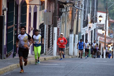 Con gran éxito se llevó a cabo la City Run Xalapa 2017 6.5K y 10.5K, en la que participaron casi mil atletas locales, nacionales y extranjeros, que desde temprana hora de este domingo se concentraron en la Plaza Lerdo para recorrer los lugares más emblemáticos de la ciudad. 