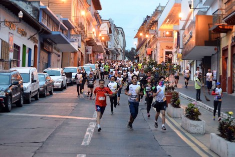 Con gran éxito se llevó a cabo la City Run Xalapa 2017 6.5K y 10.5K, en la que participaron casi mil atletas locales, nacionales y extranjeros, que desde temprana hora de este domingo se concentraron en la Plaza Lerdo para recorrer los lugares más emblemáticos de la ciudad. 
