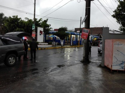 En el momentos de la agresión, a dos kilómetros de ahí, en la misma ciudad,  el gobernador Miguel Ángel Yunes,  entregaba equipo al Mando Único en el C4, frente a cientos de elementos de Seguridad Pública y Militares. 