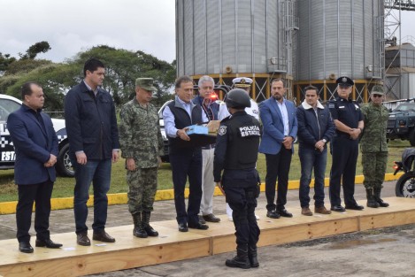 El alcalde de Córdoba, Tomás Ríos y el gobernador Miguel Ángel Yunes entregaron 10 vehículos, chalecos, equipo diversos con inversión de 10 mdp del Fortaseg 2016.