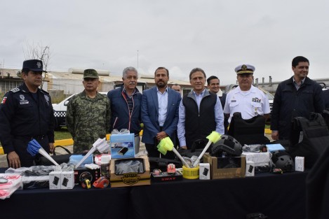 El alcalde de Córdoba, Tomás Ríos y el gobernador Miguel Ángel Yunes entregaron 10 vehículos, chalecos, equipo diversos con inversión de 10 mdp del Fortaseg 2016. 