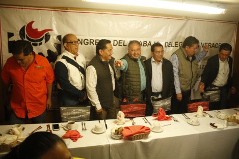 Representantes de sindicatos diversos, acuden a la reunión de unidad convocada por el Congreso del Trabajo de Veracruz.  