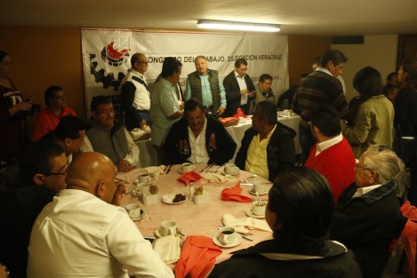 Representantes de sindicatos diversos, acudieron a la reunión de unidad convocada por el Congreso del Trabajo de Veracruz. 
