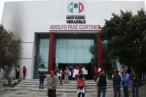 La protesta tuvo lugar en el patio del Edificio Adolfo Ruiz Cortines, sede el PRI en esta ciudad.
