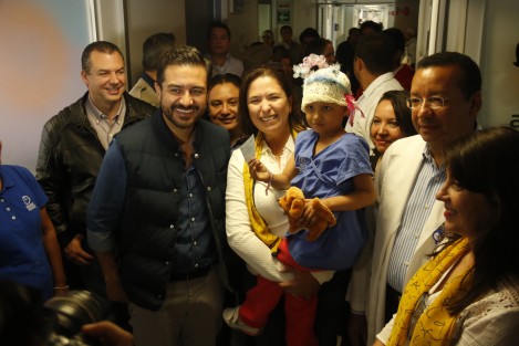 El alcalde de Boca del Río, Miguel Ángel Yunes Marquez, realizó la entrega de un donativo dijo, de recursos propios a la asociación AMANC que se encarga de dar atención a niños con cáncer en las instalaciones del Hospital de Alta Especialidad de Veracruz. 
