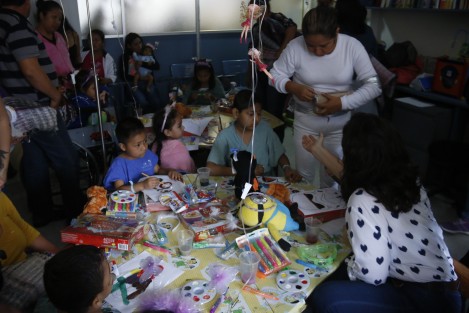 Si bien es de reconocerse el altruismo del alcalde de Boca del Río, sería mejor que su caridad la ejerciera como muchos particulares y organizaciones, sin hacerlo públicamente y no dentro de horas laborables. Incluso para hacer llegar beneficios ni siquiera es necesaria la presencia física. 
