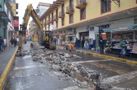 La calle Primo Verdad en el centro de Xalapa, ha comenzado a ser demolida para realizar trabajos de introducción de drenaje y concreto hidráulico, por lo que durante algunos meses  cerrará el paso vehicular. 