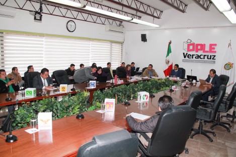 La comisión permanente de capacitación y organización electoral aprobó la remisión del material didáctico y de apoyo para la capacitación y asistencia electoral del INE para su validación relativa al proceso electoral 2017 y los lineamientos para la sesión especial de cómputo municipal y el cuadernillo de consulta sobre votos válidos y votos nulos. 