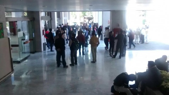 Representantes de los medios a la espera en el Palacio Legislativo de la llegada del fiscal Jorge Winckler Ortiz, quien pesuntamente acudirá a entregar la solicitud de desafuero del diputado Vicente Benítez. 