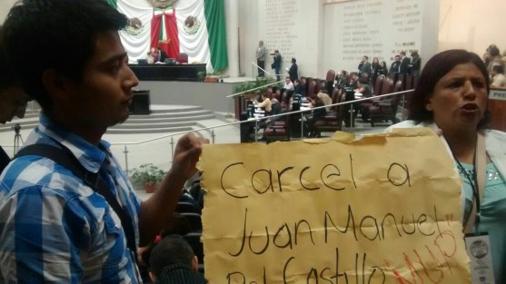 Afiliados al Movimiento de Unidad Popular se manifiestan en la sesión del Congreso del Estado contra el diputado Juan Manuel del Castillo. 