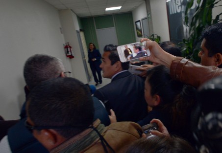 Luego de tres horas de esperar el arribo del fiscal Jorge Winckler al Congreso del Estado, los representantes de los medios se tuvieron que  conformar con escuetas respuestas del funcionario sobre el motivo de su presencia en ese sitio. 