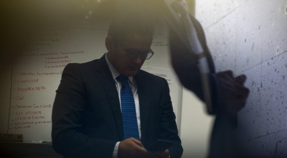 Luego de tres horas de esperar el arribo del fiscal Jorge Winckler al Congreso del Estado, los representantes de los medios se tuvieron que conformar con escuetas respuestas del funcionario sobre el motivo de su presencia en ese sitio. Winckler Ortiz dijo que acudió al Congreso  para solicitar el desafuero del alcalde de Fortín, acusado de violencia intrafamiliar, caso que se remonta a 2015, y que no se concretó por un error en el documento con el nombre del Ayuntamiento y que nunca se enmendó.  