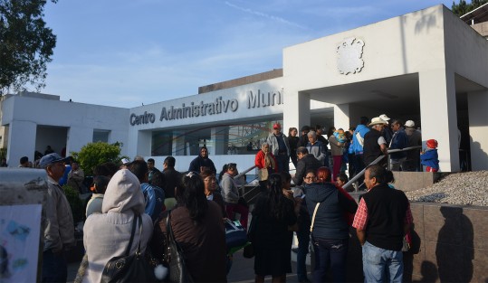 Desde temprana hora, integrantes de Progresa México impidieron la entrada a empleados de las oficinas de de CMAS; exigían tomas de agua  y drenajes para la colonia Maravillas, la cual es de reciente creación. 
