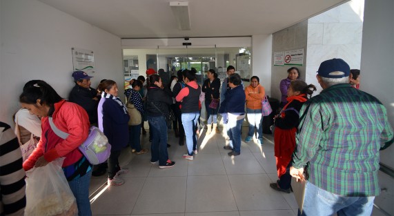 Desde temprana hora, integrantes de Progresa México impidieron la entrada a empleados de las oficinas de de CMAS; exigían tomas de agua  y drenajes para la colonia Maravillas, la cual es de reciente creación. 