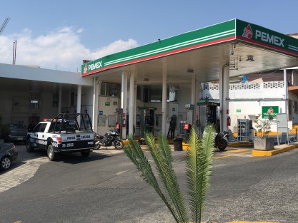 Este mediodía, empleados de la gasolinera La Piedad, fueron asaltados por tres sujetos que a pie llegaron a amedrentarlos con armas, y del mismo modo se retiraron. El monto del robo se desconoce al momento. 
