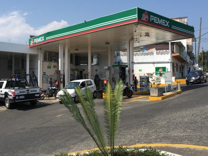 Este mediodía, empleados de la gasolinera La Piedad, fueron asaltados por tres sujetos que a pie llegaron a amedrentarlos con armas, y del mismo modo se retiraron. El monto del robo se desconoce al momento.
