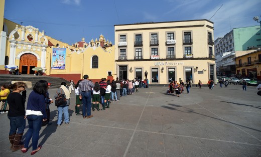 A una semana del inicio de clases, algunos bachilleres apenas se están inscribiendo, lo que generó largas filas en el banco receptor de pagos. 