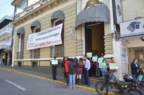 Académicos y trabajadores del COLVER se manifestaron este miércoles en protesta por la falta de pago de dos meses; piden la renuncia del Rector Eugenio Vázquez. 