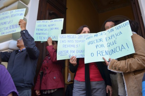 Académicos y trabajadores del COLVER se manifestaron este miércoles en protesta por la falta de pago de dos meses; piden la renuncia del Rector Eugenio Vázquez. Circuló el rumor de que Eugenio Vázquez renunciaría a la dirección del COLVER, sin embargo hasta esta tarde nada se había informado. 