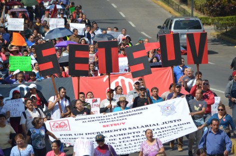 Personal agremiado al SETSUV realizan marchas este miércoles por las principales calles de la ciudad en demanda de aumento salarial a las autoridades universitarias, de lo contrario emplazan a huelga para el día de mañana 2 de Febrero. 