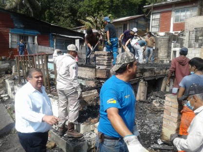 6 casas se incendiaron la noche del martes en la colonia Petromex de Poza Rica, más de dos horas duró el incendio que finalmente dejó los inmuebles convertidos en cenizas.   