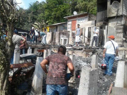 6 casas se incendiaron la noche del martes en la colonia Petromex de Poza Rica, más de dos horas duró el incendio que finalmente dejó los inmuebles convertidos en cenizas.    