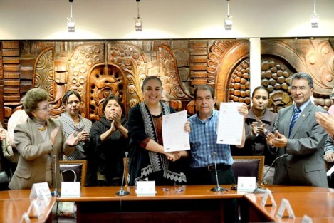 La madrugada de este jueves la Rectoría y el Sindicato Estatal de Trabajadores al Servicio de la UV lograron un acuerdo y pusieron fin al emplazamiento a huelga, mismo que comprende el 3.08 por ciento de incremento al salario y algunas prestaciones, además de un estímulo adicional.  