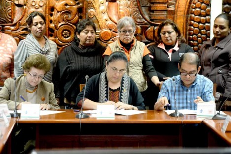 La madrugada de este jueves la Rectoría y el Sindicato Estatal de Trabajadores al Servicio de la UV lograron un acuerdo y pusieron fin al emplazamiento a huelga, mismo que comprende el 3.08 por ciento de incremento al salario y algunas prestaciones, además de un estímulo adicional. 