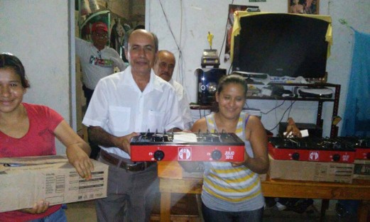 Palos de ciego en el PRI, Arámburo Salas llevando apoyos por todos lados.